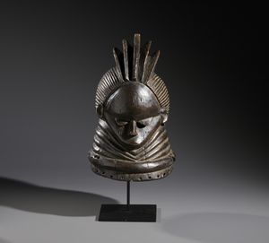 Mende - Sierra Leone - Nello stile di Maschera a casco antropomorfa  in legno duro a patina nera