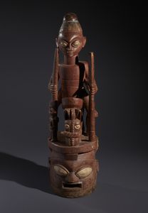 Yoruba -Nigeria - Nello stile di Grande maschera a casco sormontato da cavaliere a cavallo ed una piccola figura antropomorfa in legno a patina bruno rossastra, caolino e pigmenti
