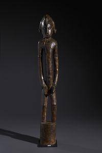 Senufo - Costa d'Avorio/Mali/Burkina Faso - Nello stile di Grande scultura antropomorfa su basamento  in legno duro a patina marrone