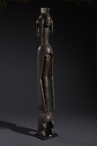 Mumuye - Nigeria/Camerun : Nello stile di Grande scultura antropomorfa stilizzata  in legno a patina scura  - Asta Asta 444 | AFRICA, OCEANIA E AMERICHE - ARTIGIANATO AFRICANO: VARI COMMITTENTI E SELEZIONE DALLA COLLEZIONE BARTOLOMUCCI Online - Associazione Nazionale - Case d'Asta italiane