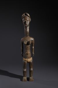 Dida - Costa d'Avorio - Nello stile diGrande scultura antropomorfa femminile Tale Ko in legno duro a patina scura, tessuto, caolino e pigmenti