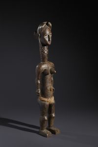 Dida - Costa d'Avorio : Nello stile diGrande scultura antropomorfa femminile Tale Ko in legno duro a patina scura, tessuto, caolino e pigmenti  - Asta Asta 444 | AFRICA, OCEANIA E AMERICHE - ARTIGIANATO AFRICANO: VARI COMMITTENTI E SELEZIONE DALLA COLLEZIONE BARTOLOMUCCI Online - Associazione Nazionale - Case d'Asta italiane