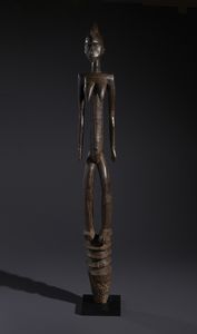Mossi - Burkina Faso - Nello stile di Grande palo con scultura antropomorfa  in legno duro a patina bruno-rossastra