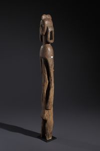 Mumuye - Nigeria/Camerun : Nello stile di Grande scultura antropomorfa in legno duro a patina marrone naturale  - Asta Asta 444 | AFRICA, OCEANIA E AMERICHE - ARTIGIANATO AFRICANO: VARI COMMITTENTI E SELEZIONE DALLA COLLEZIONE BARTOLOMUCCI Online - Associazione Nazionale - Case d'Asta italiane