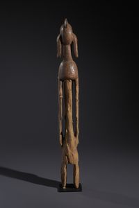 Mumuye - Nigeria/Camerun : Nello stile di Grande scultura antropomorfa in legno duro a patina marrone naturale  - Asta Asta 444 | AFRICA, OCEANIA E AMERICHE - ARTIGIANATO AFRICANO: VARI COMMITTENTI E SELEZIONE DALLA COLLEZIONE BARTOLOMUCCI Online - Associazione Nazionale - Case d'Asta italiane