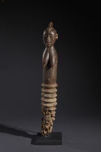 Mossi - Burkina Faso - Nello stile di Grande palo con figura antropomorfa femminile  in legno duro a patina bruno-rossastra
