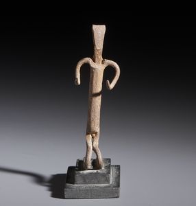 Bambara - Mali : Nello stile di Piccola scultura antropomorfa inginocchiata in ferro  - Asta Asta 444 | AFRICA, OCEANIA E AMERICHE - ARTIGIANATO AFRICANO: VARI COMMITTENTI E SELEZIONE DALLA COLLEZIONE BARTOLOMUCCI Online - Associazione Nazionale - Case d'Asta italiane