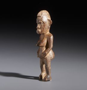 Senufo - Costa d'Avorio/Mali/Burkina Faso : Nello stile di Piccola scultura antropomorfa femminile in legno duro a patina marrone  - Asta Asta 444 | AFRICA, OCEANIA E AMERICHE - ARTIGIANATO AFRICANO: VARI COMMITTENTI E SELEZIONE DALLA COLLEZIONE BARTOLOMUCCI Online - Associazione Nazionale - Case d'Asta italiane