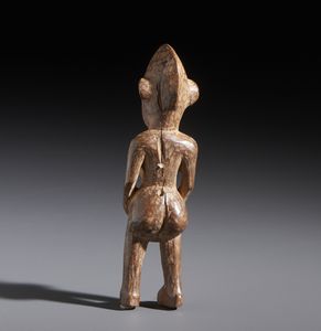 Senufo - Costa d'Avorio/Mali/Burkina Faso : Nello stile di Piccola scultura antropomorfa femminile in legno duro a patina marrone  - Asta Asta 444 | AFRICA, OCEANIA E AMERICHE - ARTIGIANATO AFRICANO: VARI COMMITTENTI E SELEZIONE DALLA COLLEZIONE BARTOLOMUCCI Online - Associazione Nazionale - Case d'Asta italiane