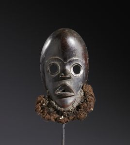 Dan - Costa d'Avorio/Liberia - Nello stile di Maschera antropomorfa in legno duro a patina scura,  fibre e metallo