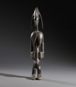Bambara - Mali - Nello stile di Scultura antropomorfa  in legno duro a patina scura, fibre e metallo