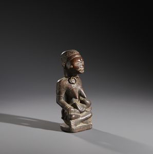 Kongo - Repubblica Democratica del Congo : Nello stile di Scultura antropomorfa in forma di maternit Legno duro a patina scura, fibre e metallo  - Asta Asta 444 | AFRICA, OCEANIA E AMERICHE - ARTIGIANATO AFRICANO: VARI COMMITTENTI E SELEZIONE DALLA COLLEZIONE BARTOLOMUCCI Online - Associazione Nazionale - Case d'Asta italiane