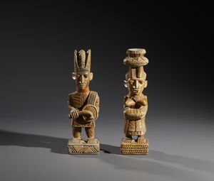 Yoruba -Nigeria - Nello stile di Coppia di sculture antropomorfe maschio e femmina con infante in legno a patina naturale
