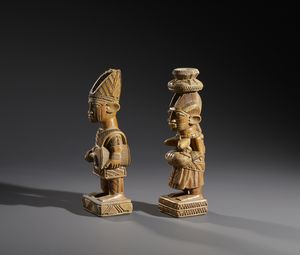 Yoruba -Nigeria : Nello stile di Coppia di sculture antropomorfe maschio e femmina con infante in legno a patina naturale  - Asta Asta 444 | AFRICA, OCEANIA E AMERICHE - ARTIGIANATO AFRICANO: VARI COMMITTENTI E SELEZIONE DALLA COLLEZIONE BARTOLOMUCCI Online - Associazione Nazionale - Case d'Asta italiane