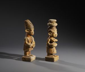 Yoruba -Nigeria : Nello stile di Coppia di sculture antropomorfe maschio e femmina con infante in legno a patina naturale  - Asta Asta 444 | AFRICA, OCEANIA E AMERICHE - ARTIGIANATO AFRICANO: VARI COMMITTENTI E SELEZIONE DALLA COLLEZIONE BARTOLOMUCCI Online - Associazione Nazionale - Case d'Asta italiane