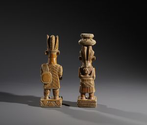 Yoruba -Nigeria : Nello stile di Coppia di sculture antropomorfe maschio e femmina con infante in legno a patina naturale  - Asta Asta 444 | AFRICA, OCEANIA E AMERICHE - ARTIGIANATO AFRICANO: VARI COMMITTENTI E SELEZIONE DALLA COLLEZIONE BARTOLOMUCCI Online - Associazione Nazionale - Case d'Asta italiane