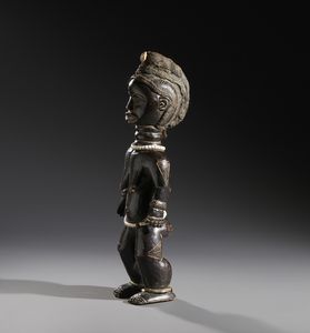 Dan - Costa d'Avorio/Liberia : Nello stile di Scultura antropomorfa femminile in legno duro a patina nera, fibre, perline e metallo  - Asta Asta 444 | AFRICA, OCEANIA E AMERICHE - ARTIGIANATO AFRICANO: VARI COMMITTENTI E SELEZIONE DALLA COLLEZIONE BARTOLOMUCCI Online - Associazione Nazionale - Case d'Asta italiane