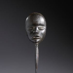 Dan - Costa d'Avorio/Liberia - Nello stile di Piccola maschera antropomorfa  con becco in legno duro a patina nera
