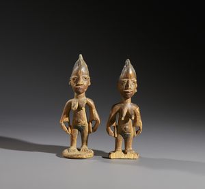Yoruba -Nigeria - Nello stile di Coppia di Ibeji  in legno duro a patina chiara e pigmenti