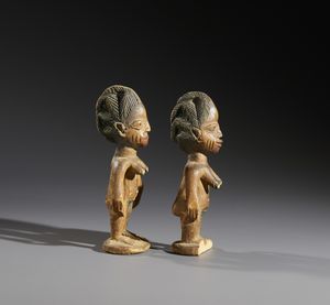 Yoruba -Nigeria : Nello stile di Coppia di Ibeji  in legno duro a patina chiara e pigmenti  - Asta Asta 444 | AFRICA, OCEANIA E AMERICHE - ARTIGIANATO AFRICANO: VARI COMMITTENTI E SELEZIONE DALLA COLLEZIONE BARTOLOMUCCI Online - Associazione Nazionale - Case d'Asta italiane