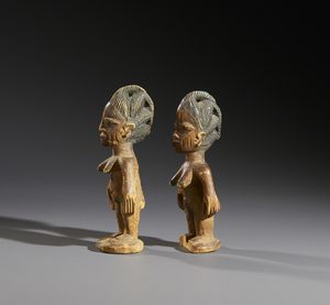 Yoruba -Nigeria : Nello stile di Coppia di Ibeji  in legno duro a patina chiara e pigmenti  - Asta Asta 444 | AFRICA, OCEANIA E AMERICHE - ARTIGIANATO AFRICANO: VARI COMMITTENTI E SELEZIONE DALLA COLLEZIONE BARTOLOMUCCI Online - Associazione Nazionale - Case d'Asta italiane