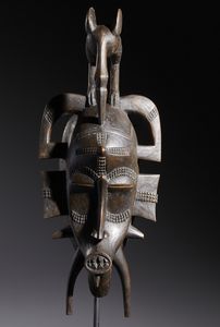 Senufo - Costa d'Avorio/Mali/Burkina Faso - Nello stile diMaschera Kple a figura antropo-zoomorfa sormontata da un uccello Calao Legno duro a patina scura