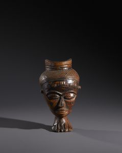 Luba - Repubblica Democratica del Congo - Nello stile di Maschera antropomorfa con base a forma di piede Legno duro a patina marrone lucida e nera