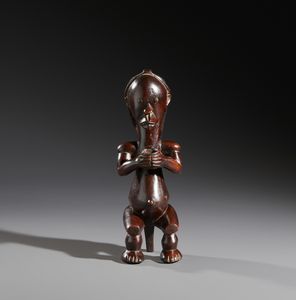 Fang - Gabon - Nello stile di Scultura antropomorfa seduta in legno duro a patina marrone e metallo