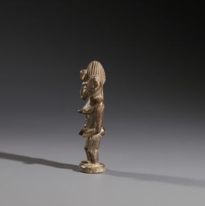 Senufo - Costa d'Avorio/Mali/Burkina Faso : Nello stile di Scultura antropomorfa  in legno duro a patina bruna  - Asta Asta 444 | AFRICA, OCEANIA E AMERICHE - ARTIGIANATO AFRICANO: VARI COMMITTENTI E SELEZIONE DALLA COLLEZIONE BARTOLOMUCCI Online - Associazione Nazionale - Case d'Asta italiane