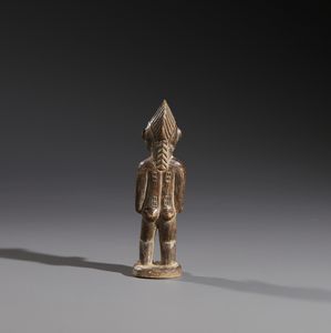 Senufo - Costa d'Avorio/Mali/Burkina Faso : Nello stile di Scultura antropomorfa  in legno duro a patina bruna  - Asta Asta 444 | AFRICA, OCEANIA E AMERICHE - ARTIGIANATO AFRICANO: VARI COMMITTENTI E SELEZIONE DALLA COLLEZIONE BARTOLOMUCCI Online - Associazione Nazionale - Case d'Asta italiane