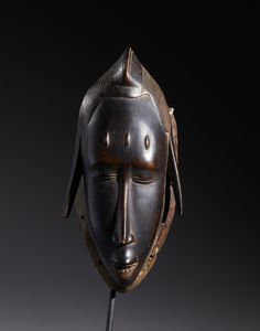 Guro - Costa d'Avorio - Nello stile di Maschera antropomorfa  in legno duro a patina scura