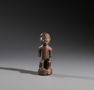 Kongo - Repubblica Democratica del Congo - Nello stile di Piccola scultura antropomorfa in legno duro a patina