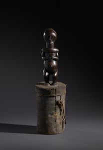 Fang - Gabon - Nello stile diScultura antropomorfa in legno duro a patina scura  con contenitore reliquiario Legno, cuoio, fibra, chiodi e borchie in ottone