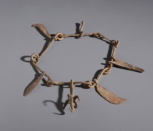 Dogon - Mali - Nello stile di Collana in ferro con amuleti e  strumenti