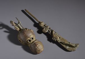 Baule - Costa d'Avorio - Nello stile di Lotto composto da due bronzi Una scimmia Baul ed un' coltello-nsegna Ashanti