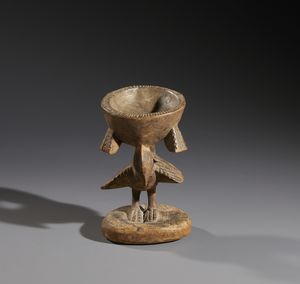 Yoruba -Nigeria - Nello stile di Scultura coppa con uccello Yoruba  in legno duro a patina naturale
