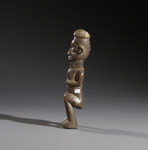 Yaka - Repubblica Democratica del Congo : Nello stile di Scultura antropomorfa in legno duro a patina scura  - Asta Asta 444 | AFRICA, OCEANIA E AMERICHE - ARTIGIANATO AFRICANO: VARI COMMITTENTI E SELEZIONE DALLA COLLEZIONE BARTOLOMUCCI Online - Associazione Nazionale - Case d'Asta italiane