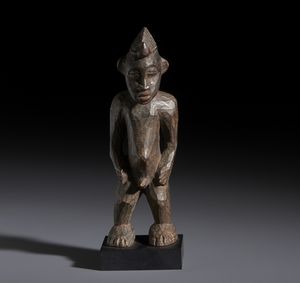 Senufo - Costa d'Avorio/Mali/Burkina Faso : Nello stile di Scultura  in legno a patina scura  - Asta Asta 444 | AFRICA, OCEANIA E AMERICHE - ARTIGIANATO AFRICANO: VARI COMMITTENTI E SELEZIONE DALLA COLLEZIONE BARTOLOMUCCI Online - Associazione Nazionale - Case d'Asta italiane