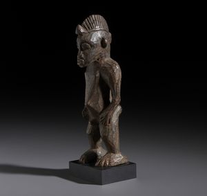 Senufo - Costa d'Avorio/Mali/Burkina Faso : Nello stile di Scultura  in legno a patina scura  - Asta Asta 444 | AFRICA, OCEANIA E AMERICHE - ARTIGIANATO AFRICANO: VARI COMMITTENTI E SELEZIONE DALLA COLLEZIONE BARTOLOMUCCI Online - Associazione Nazionale - Case d'Asta italiane