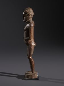 Baule - Costa d'Avorio : Nello stile di Scultura antropomorfa femminile  in legno duro a patina marrone  - Asta Asta 444 | AFRICA, OCEANIA E AMERICHE - ARTIGIANATO AFRICANO: VARI COMMITTENTI E SELEZIONE DALLA COLLEZIONE BARTOLOMUCCI Online - Associazione Nazionale - Case d'Asta italiane