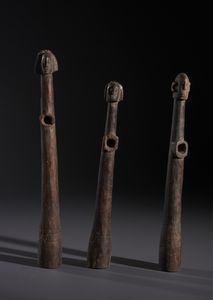 Lobi - Burkina Faso/Costa d'Avorio - Nello stile di Lotto composto da tre trombe traverse in legno duro a patina  scura con testine antropomorfe