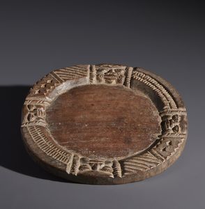 Yoruba -Nigeria - Nello stile di Piatto divinatorio in legno duro a patina marrone decorato  con quattro volti antropomorfi e figure geometriche