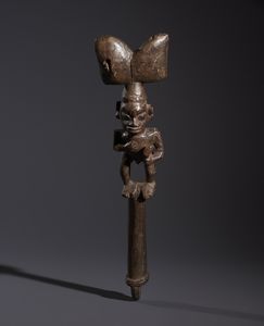 Yoruba -Nigeria - Nello stile di Insegna cerimoniale  Shango in legno duro a patina marrone con rappresentazione di figura antropomorfa