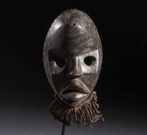 Dan - Costa d'Avorio/Liberia - Nello stile di Maschera antropomorfa in legno duro a patina scura, metallo e fibre