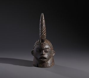 Yoruba -Nigeria - Nello stile di Maschera a casco antropomorfa in legno duro a patina scura e crostosa
