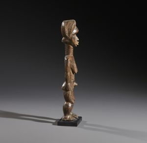 Dan - Costa d'Avorio/Liberia : Nello stile di Scultura antropomorfa femminile  in legno a patina marrone  - Asta Asta 444 | AFRICA, OCEANIA E AMERICHE - ARTIGIANATO AFRICANO: VARI COMMITTENTI E SELEZIONE DALLA COLLEZIONE BARTOLOMUCCI Online - Associazione Nazionale - Case d'Asta italiane