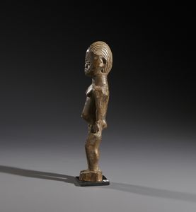 Lobi - Burkina Faso/Costa d'Avorio : Nello stile di Scultura antropomorfa femminile in legno duro a patina marrone chiaro  - Asta Asta 444 | AFRICA, OCEANIA E AMERICHE - ARTIGIANATO AFRICANO: VARI COMMITTENTI E SELEZIONE DALLA COLLEZIONE BARTOLOMUCCI Online - Associazione Nazionale - Case d'Asta italiane