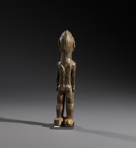 Lobi - Burkina Faso/Costa d'Avorio : Nello stile di Scultura antropomorfa femminile in legno duro a patina marrone chiaro  - Asta Asta 444 | AFRICA, OCEANIA E AMERICHE - ARTIGIANATO AFRICANO: VARI COMMITTENTI E SELEZIONE DALLA COLLEZIONE BARTOLOMUCCI Online - Associazione Nazionale - Case d'Asta italiane