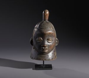 Yoruba -Nigeria - Nello stile diMaschera antropomorfa  gianeiforme in legno a patina marrone