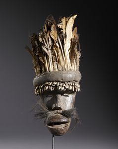 Dan - Costa d'Avorio/Liberia - Nello stile di Maschera antropomorfa  in legno, fibre, conchiglie, piume